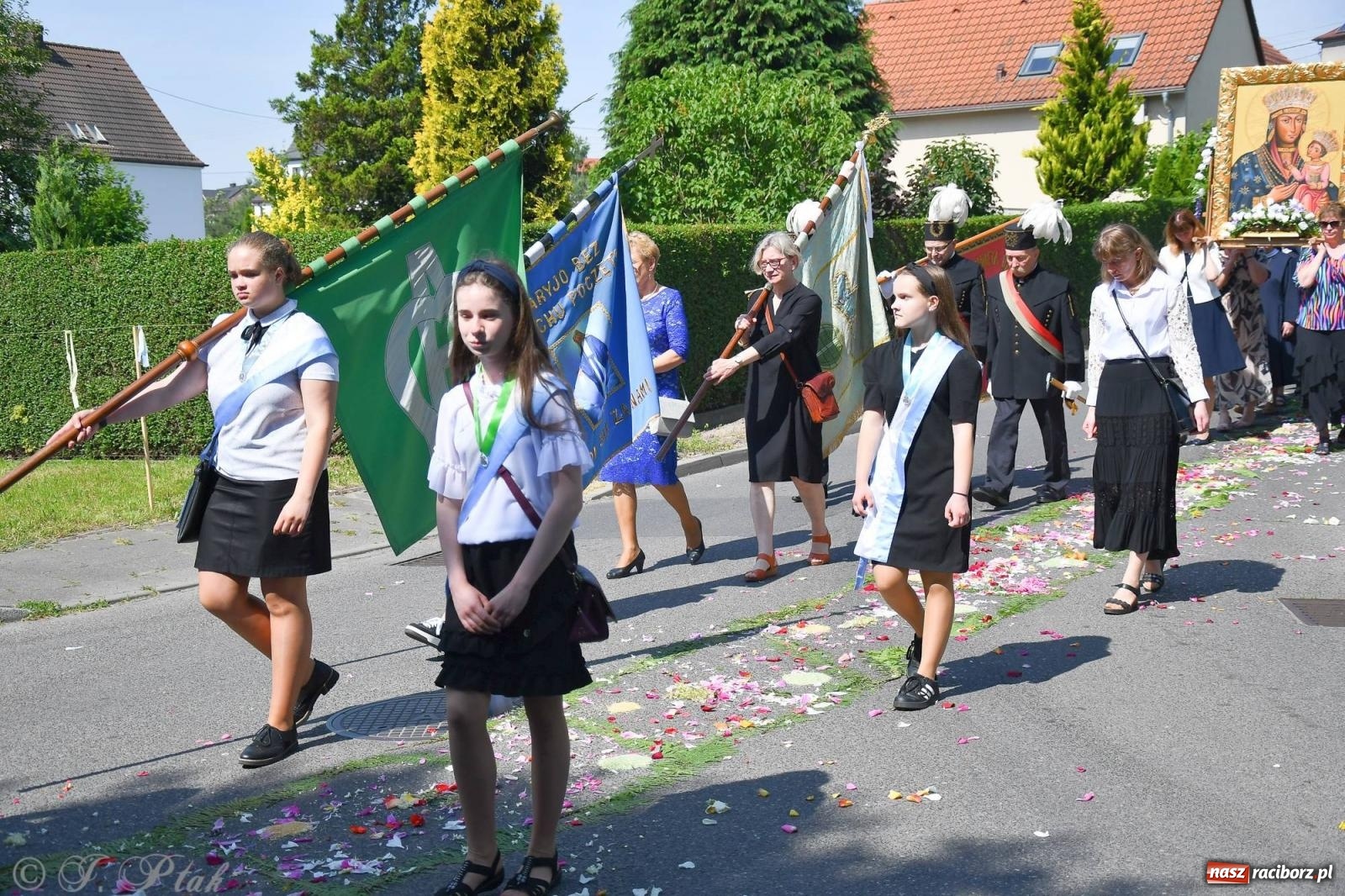Zdjęcie w galerii na portalu naszraciborz.pl: Idzie Bóg prawdziwy. Boże Ciało w parafii Matki Bożej wiadomości z regionu