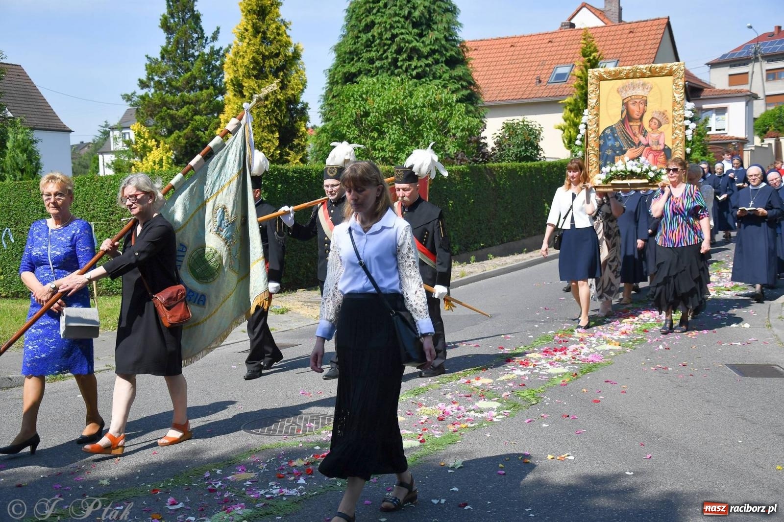 Zdjęcie w galerii na portalu naszraciborz.pl: Idzie Bóg prawdziwy. Boże Ciało w parafii Matki Bożej wiadomości z regionu