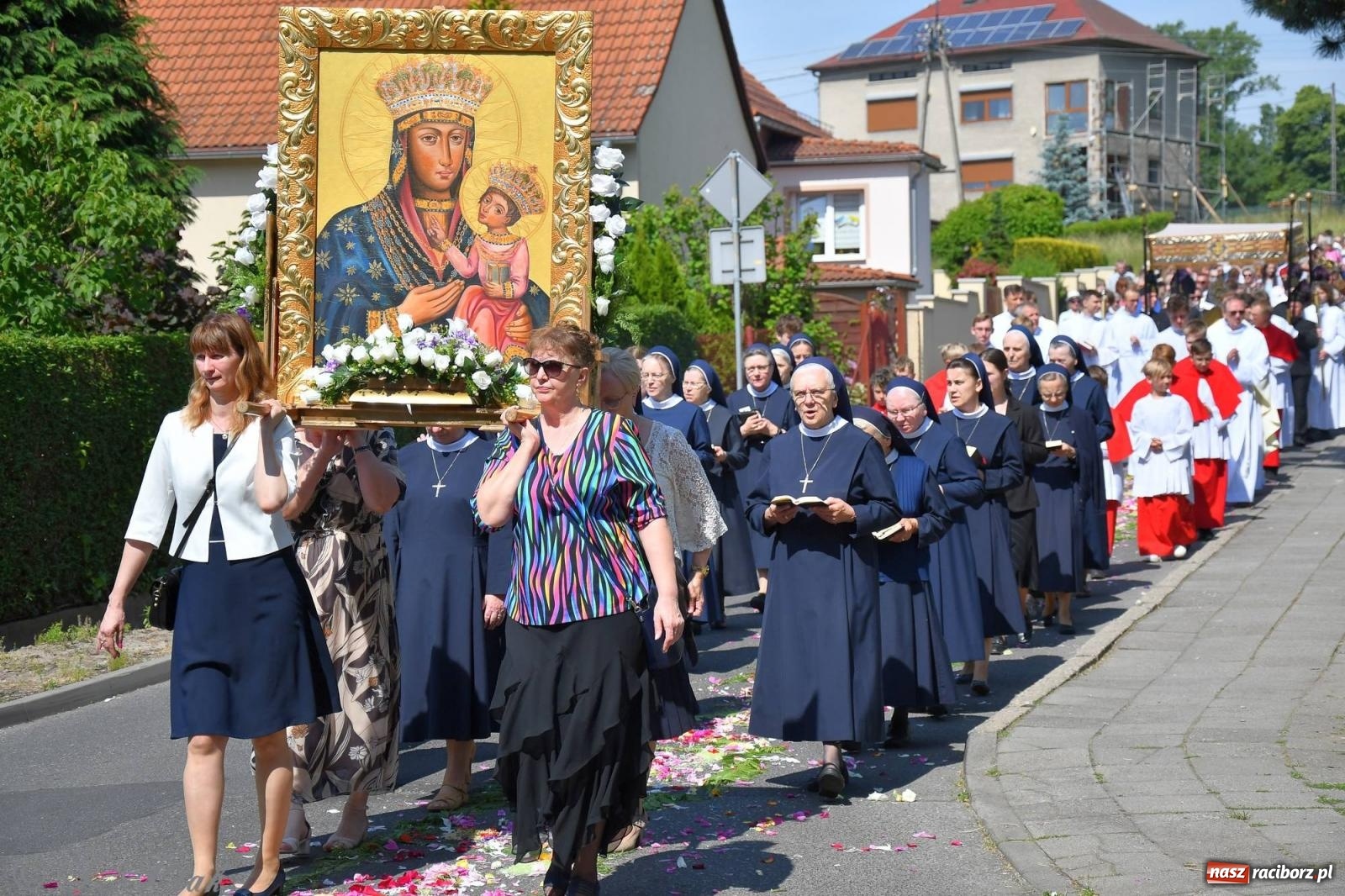 Zdjęcie w galerii na portalu naszraciborz.pl: Idzie Bóg prawdziwy. Boże Ciało w parafii Matki Bożej wiadomości z regionu