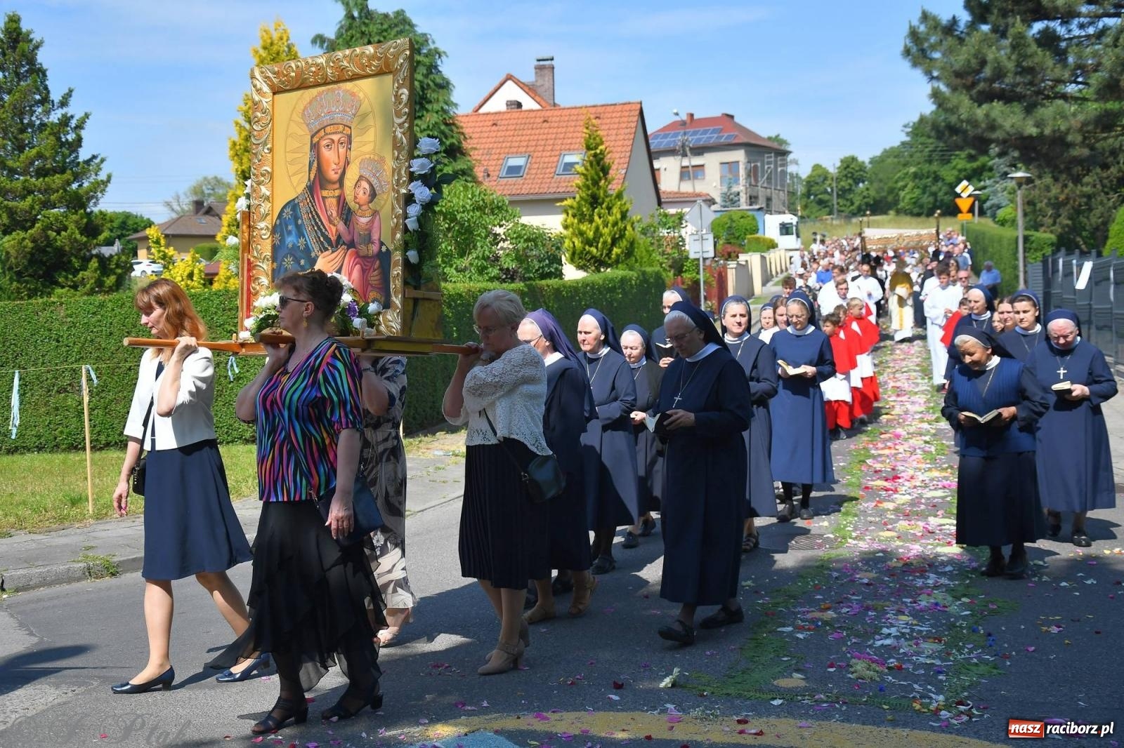 Zdjęcie w galerii na portalu naszraciborz.pl: Idzie Bóg prawdziwy. Boże Ciało w parafii Matki Bożej wiadomości z regionu