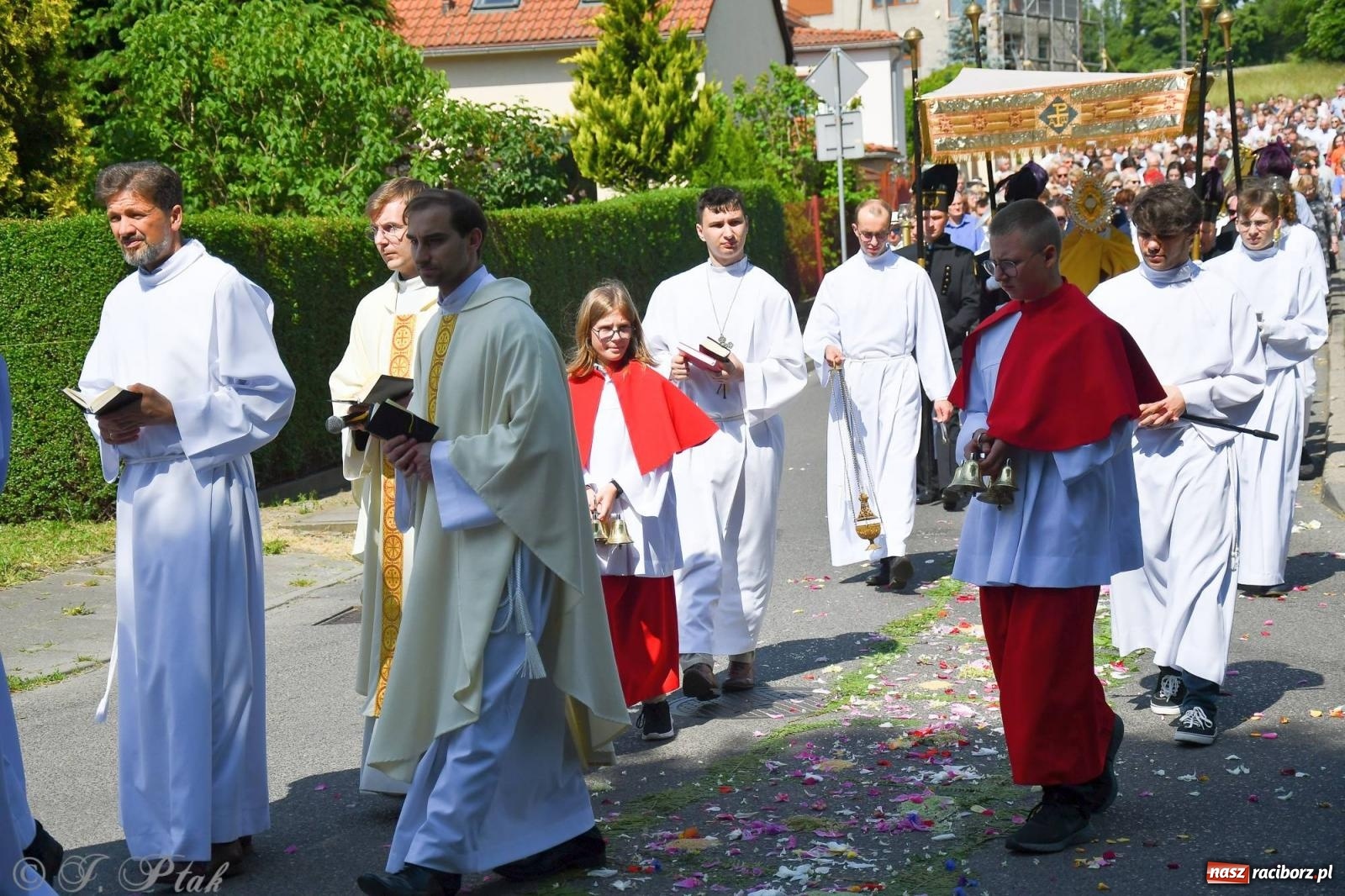 Zdjęcie w galerii na portalu naszraciborz.pl: Idzie Bóg prawdziwy. Boże Ciało w parafii Matki Bożej wiadomości z regionu