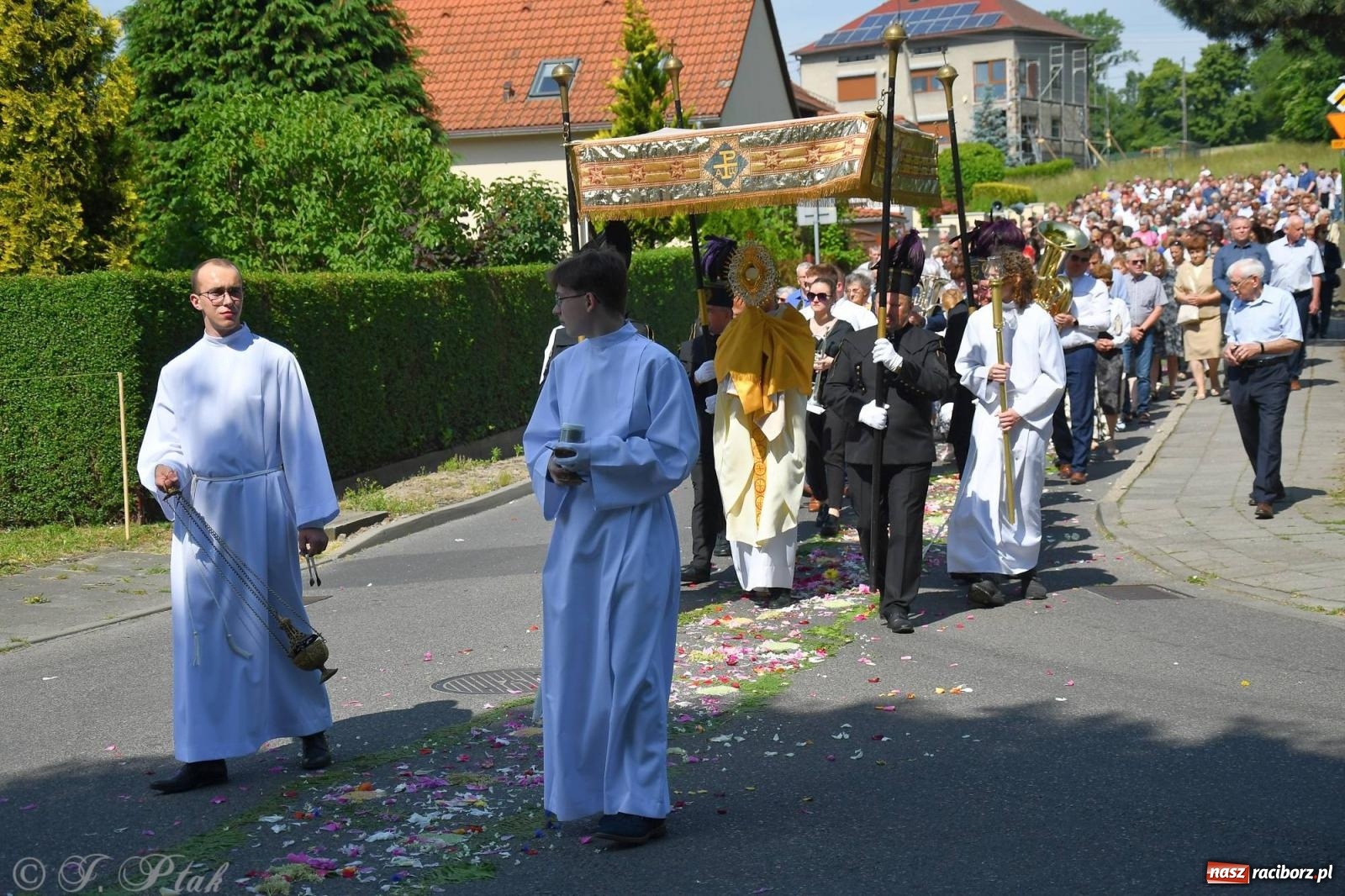 Zdjęcie w galerii na portalu naszraciborz.pl: Idzie Bóg prawdziwy. Boże Ciało w parafii Matki Bożej wiadomości z regionu