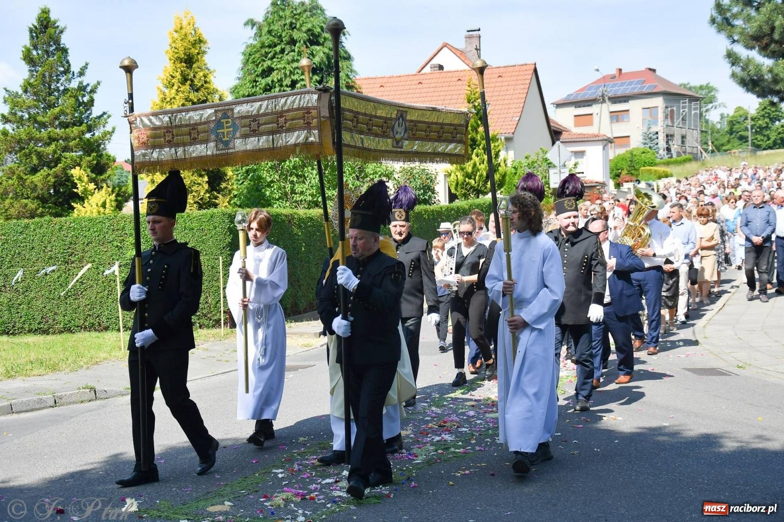 Zdjęcie w galerii na portalu naszraciborz.pl: Idzie Bóg prawdziwy. Boże Ciało w parafii Matki Bożej wiadomości z regionu