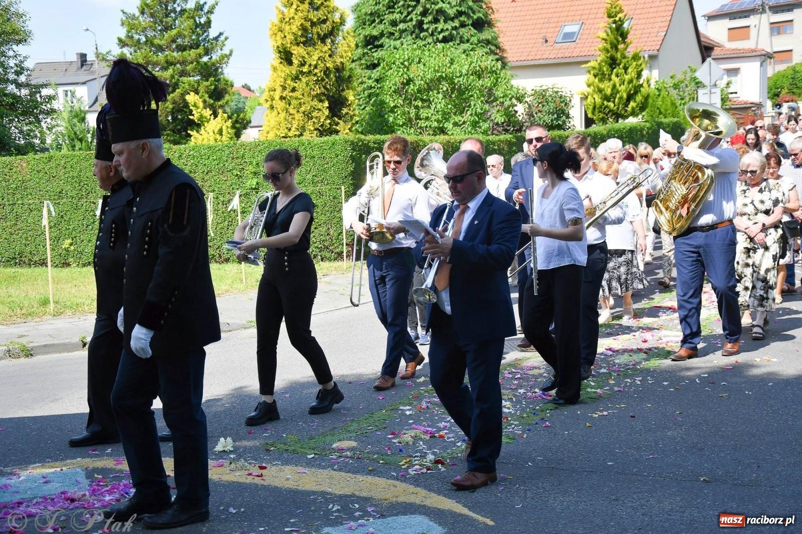 Zdjęcie w galerii na portalu naszraciborz.pl: Idzie Bóg prawdziwy. Boże Ciało w parafii Matki Bożej wiadomości z regionu