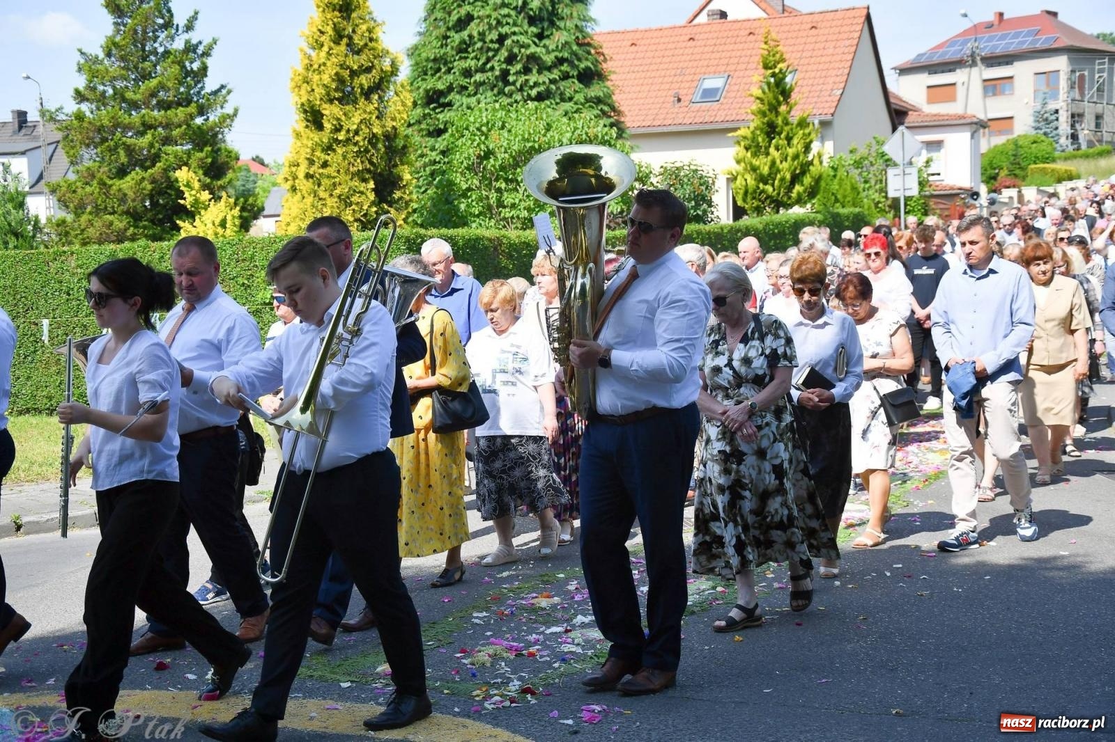 Zdjęcie w galerii na portalu naszraciborz.pl: Idzie Bóg prawdziwy. Boże Ciało w parafii Matki Bożej wiadomości z regionu