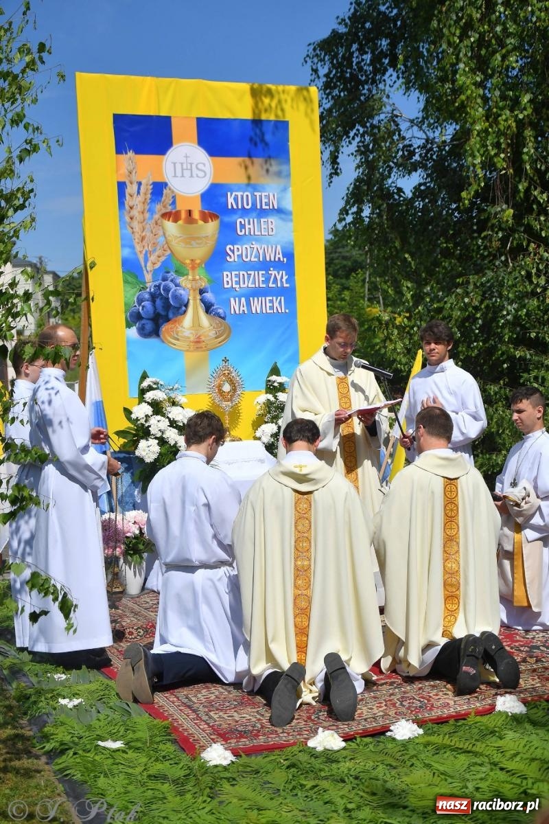 Zdjęcie w galerii na portalu naszraciborz.pl: Idzie Bóg prawdziwy. Boże Ciało w parafii Matki Bożej wiadomości z regionu