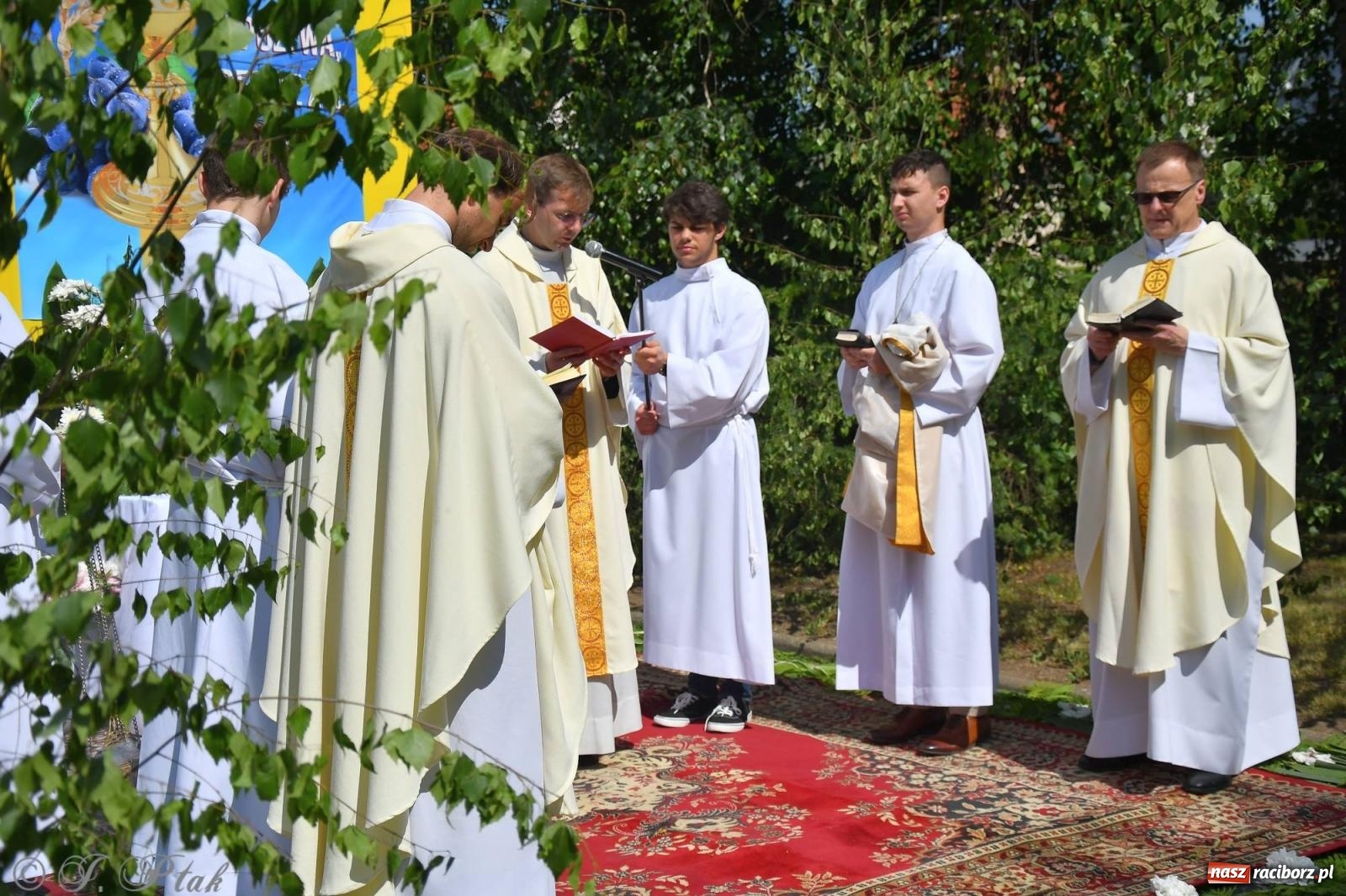 Zdjęcie w galerii na portalu naszraciborz.pl: Idzie Bóg prawdziwy. Boże Ciało w parafii Matki Bożej wiadomości z regionu