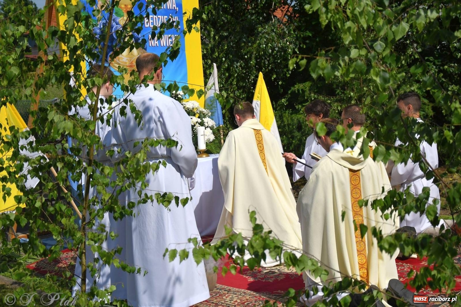 Zdjęcie w galerii na portalu naszraciborz.pl: Idzie Bóg prawdziwy. Boże Ciało w parafii Matki Bożej wiadomości z regionu