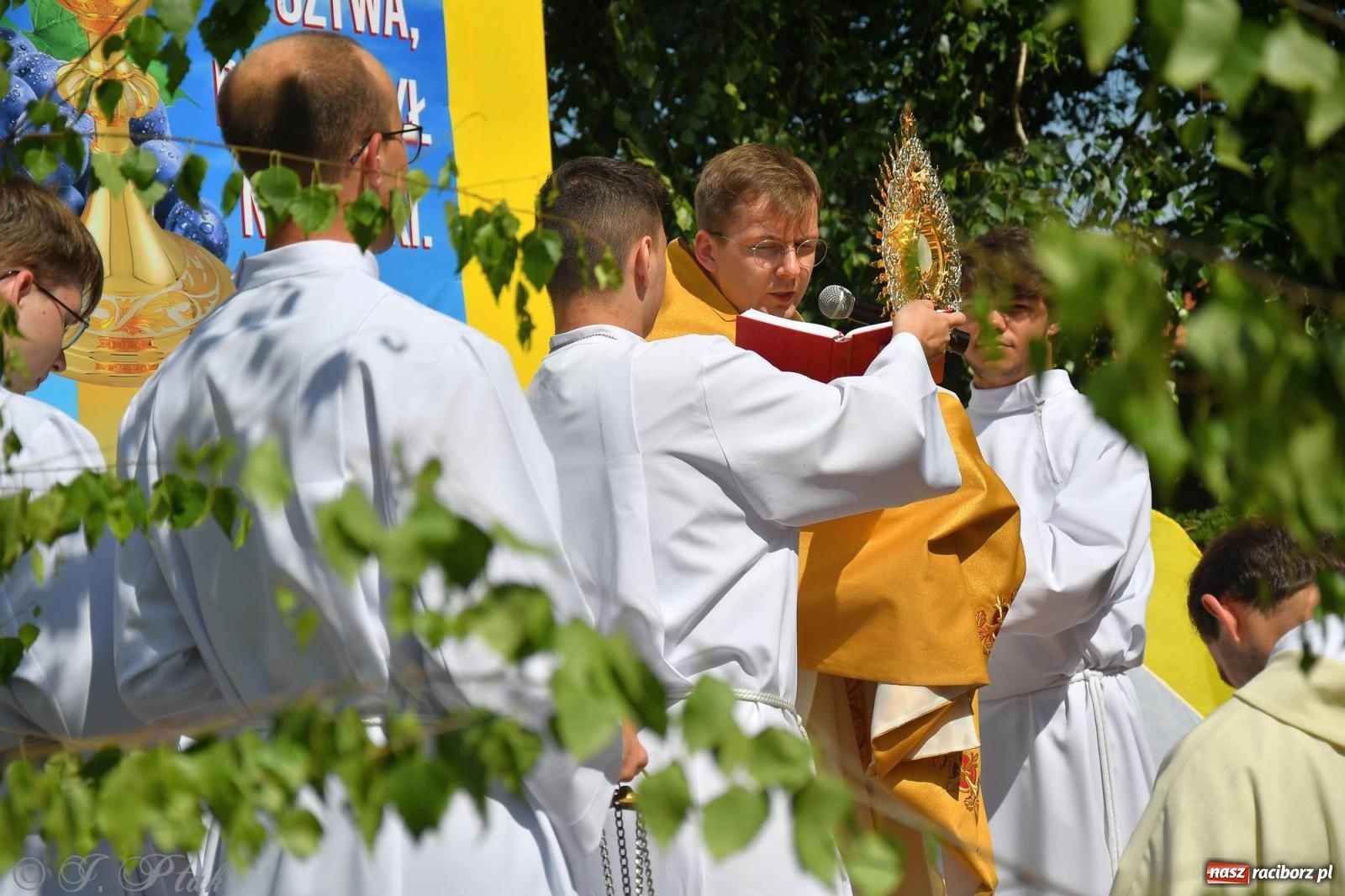 Zdjęcie w galerii na portalu naszraciborz.pl: Idzie Bóg prawdziwy. Boże Ciało w parafii Matki Bożej wiadomości z regionu