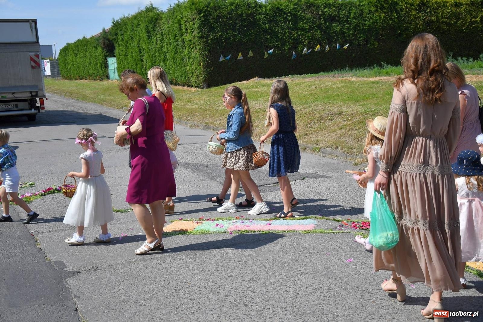 Zdjęcie w galerii na portalu naszraciborz.pl: Idzie Bóg prawdziwy. Boże Ciało w parafii Matki Bożej wiadomości z regionu