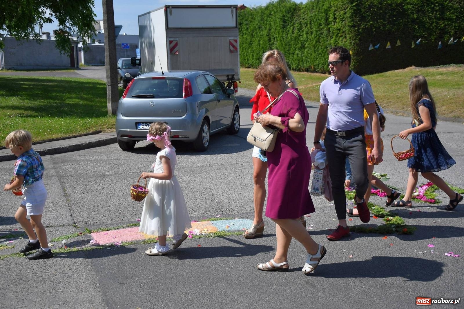 Zdjęcie w galerii na portalu naszraciborz.pl: Idzie Bóg prawdziwy. Boże Ciało w parafii Matki Bożej wiadomości z regionu