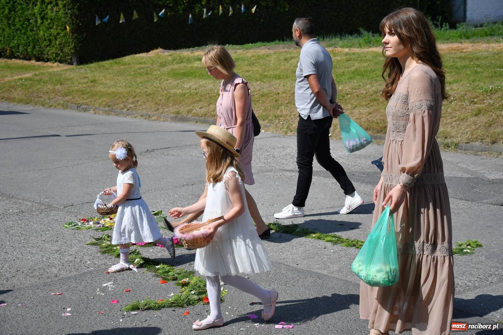 Zdjęcie w galerii na portalu naszraciborz.pl: Idzie Bóg prawdziwy. Boże Ciało w parafii Matki Bożej wiadomości z regionu