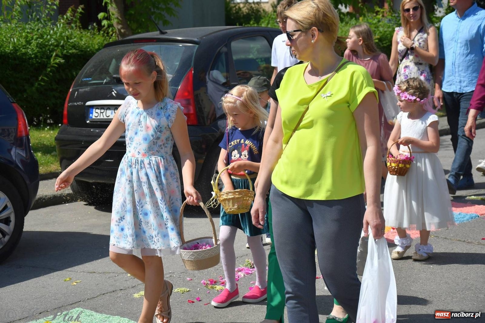 Zdjęcie w galerii na portalu naszraciborz.pl: Idzie Bóg prawdziwy. Boże Ciało w parafii Matki Bożej wiadomości z regionu