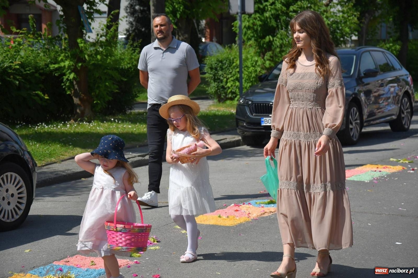 Zdjęcie w galerii na portalu naszraciborz.pl: Idzie Bóg prawdziwy. Boże Ciało w parafii Matki Bożej wiadomości z regionu
