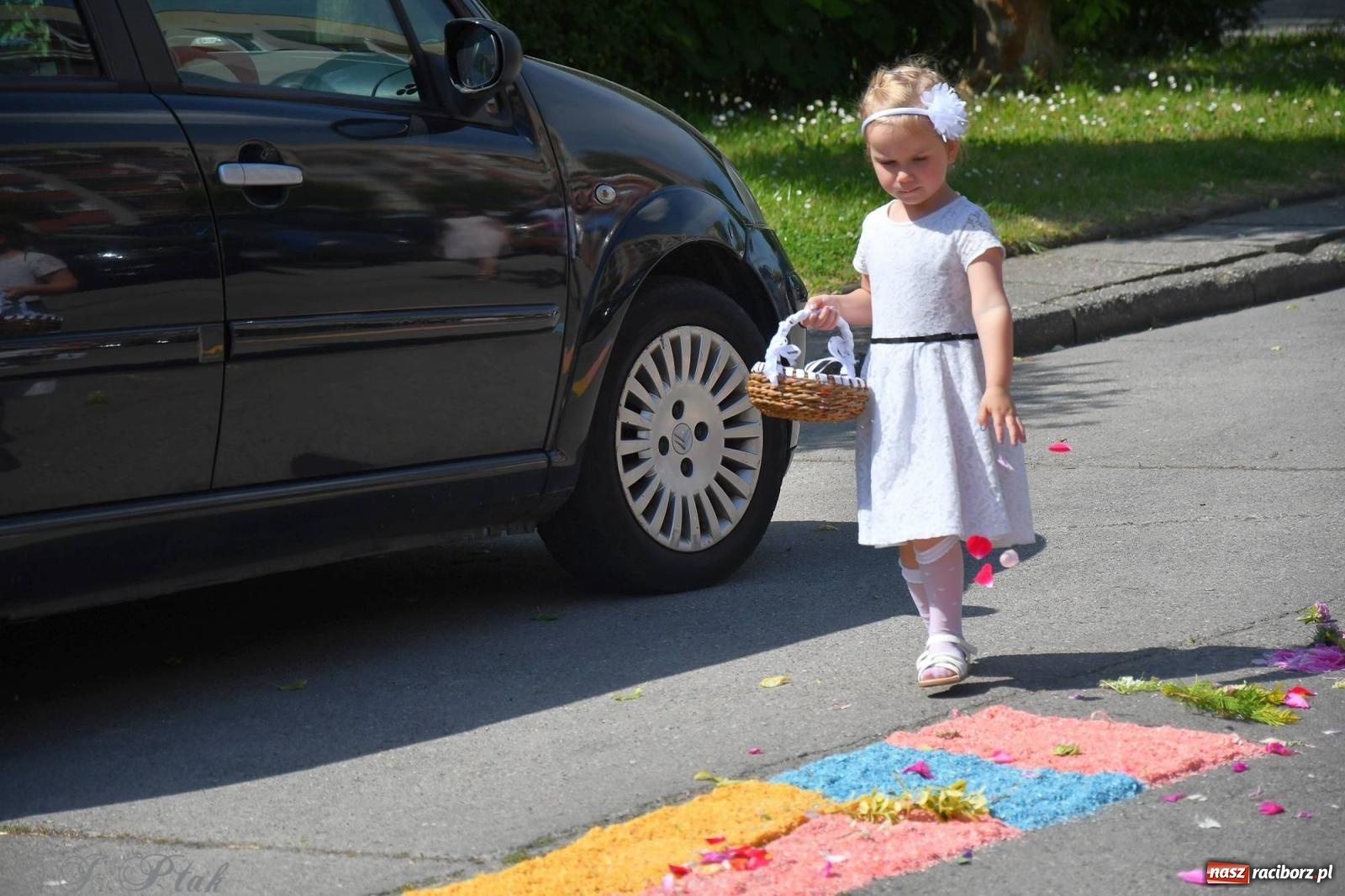 Zdjęcie w galerii na portalu naszraciborz.pl: Idzie Bóg prawdziwy. Boże Ciało w parafii Matki Bożej wiadomości z regionu