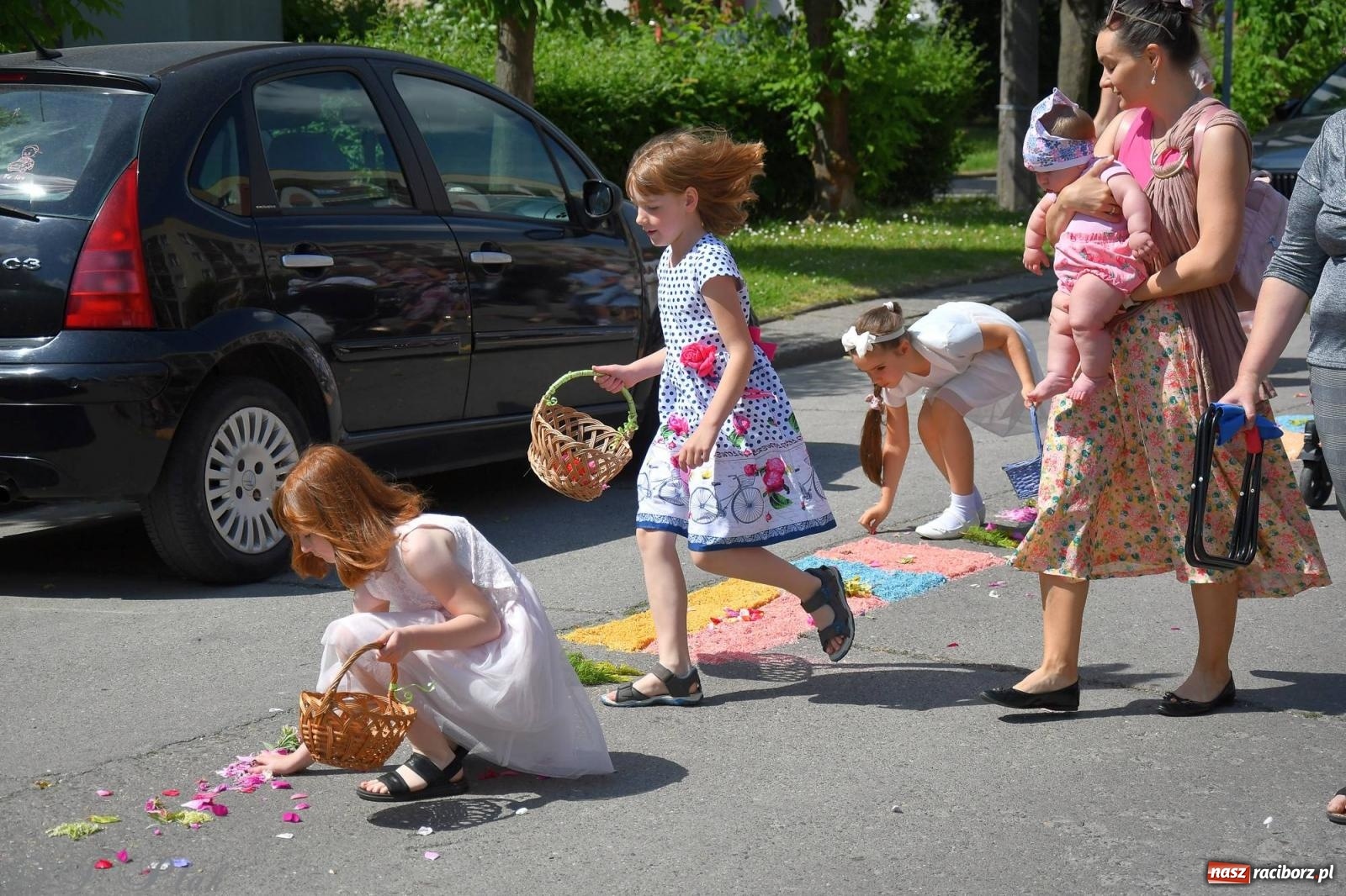 Zdjęcie w galerii na portalu naszraciborz.pl: Idzie Bóg prawdziwy. Boże Ciało w parafii Matki Bożej wiadomości z regionu