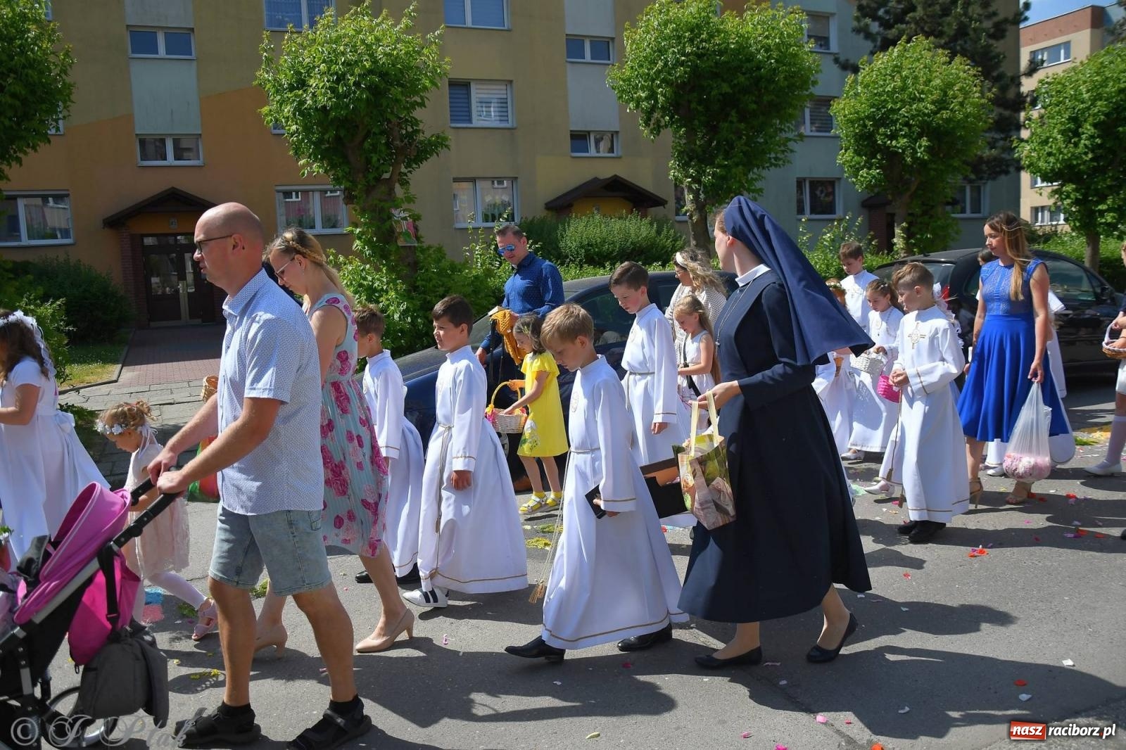 Zdjęcie w galerii na portalu naszraciborz.pl: Idzie Bóg prawdziwy. Boże Ciało w parafii Matki Bożej wiadomości z regionu