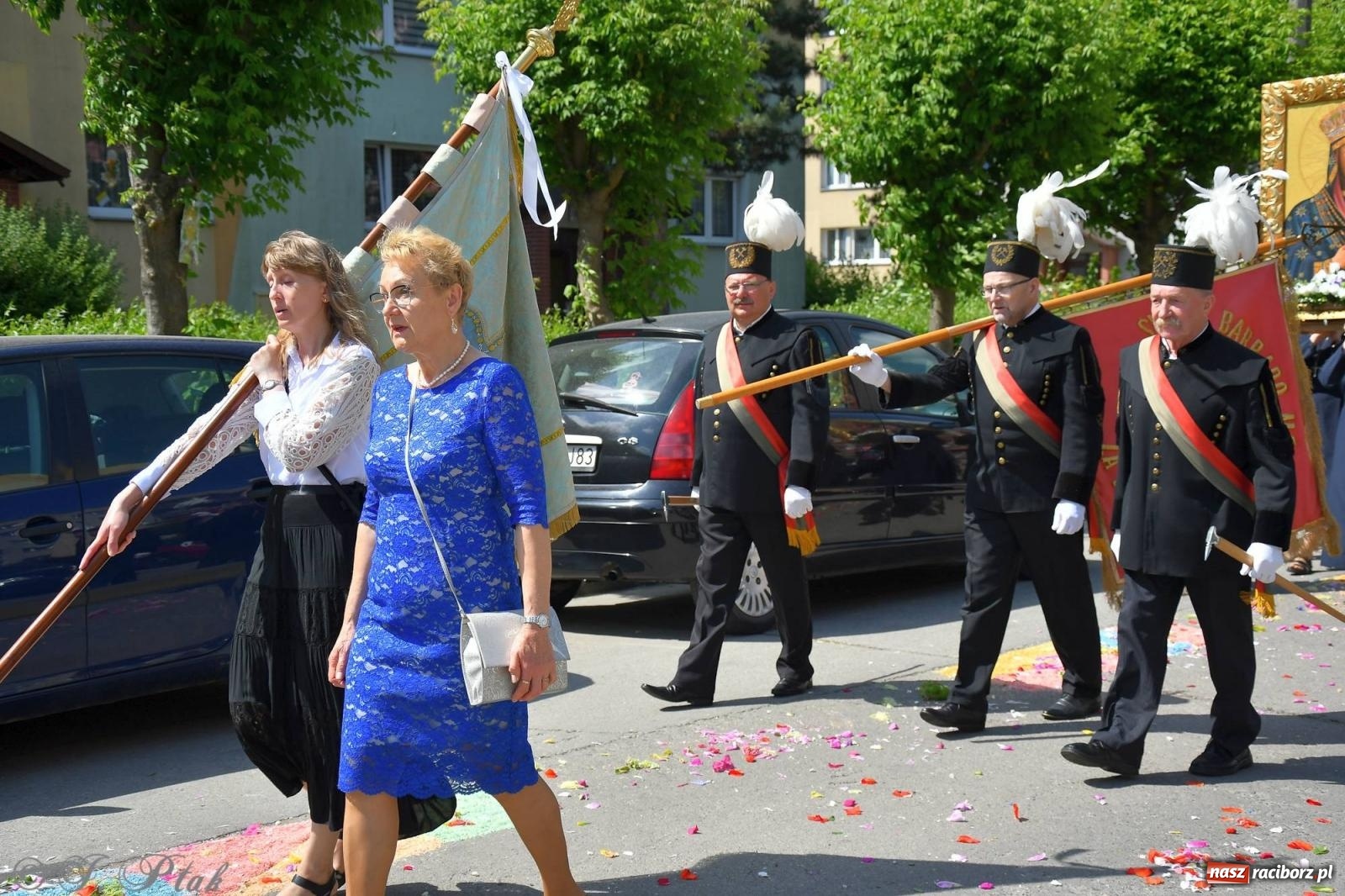Zdjęcie w galerii na portalu naszraciborz.pl: Idzie Bóg prawdziwy. Boże Ciało w parafii Matki Bożej wiadomości z regionu