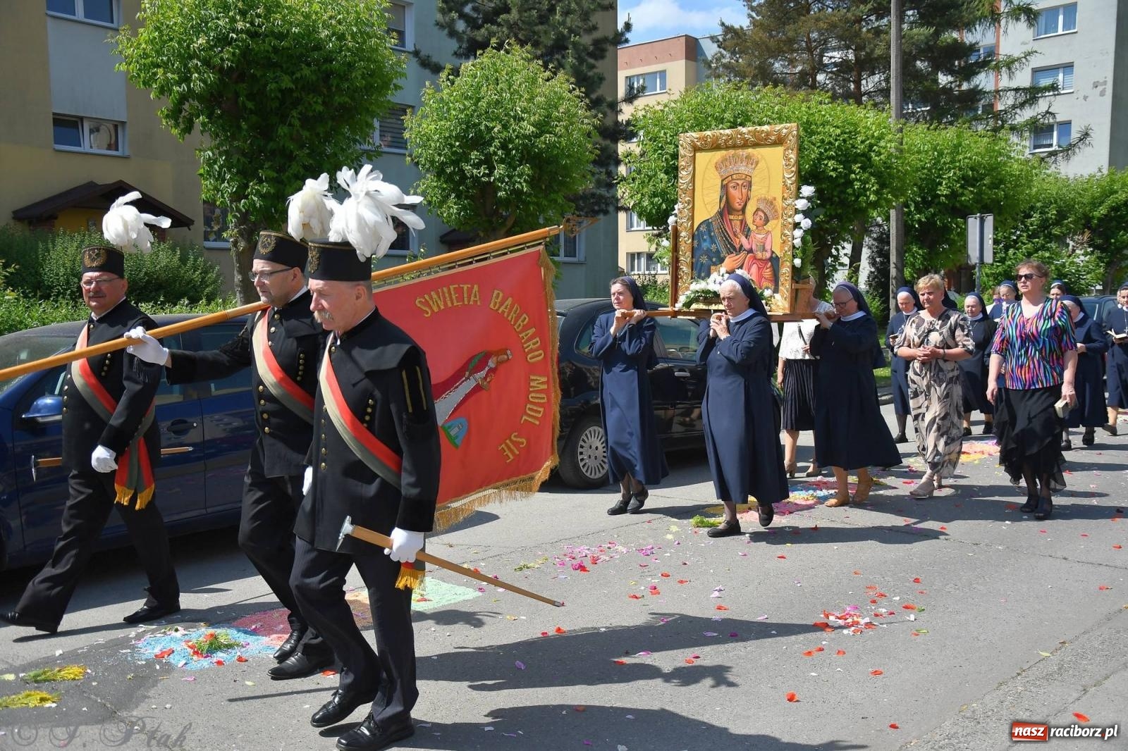 Zdjęcie w galerii na portalu naszraciborz.pl: Idzie Bóg prawdziwy. Boże Ciało w parafii Matki Bożej wiadomości z regionu