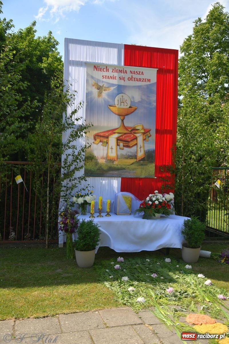 Zdjęcie w galerii na portalu naszraciborz.pl: Idzie Bóg prawdziwy. Boże Ciało w parafii Matki Bożej wiadomości z regionu