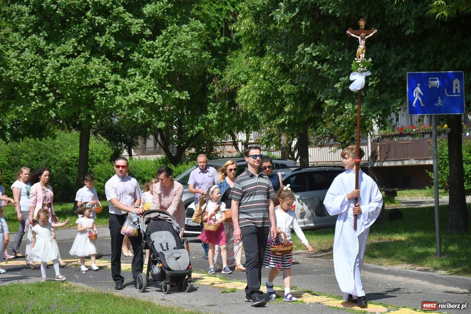 Zdjęcie w galerii na portalu naszraciborz.pl: Idzie Bóg prawdziwy. Boże Ciało w parafii Matki Bożej wiadomości z regionu