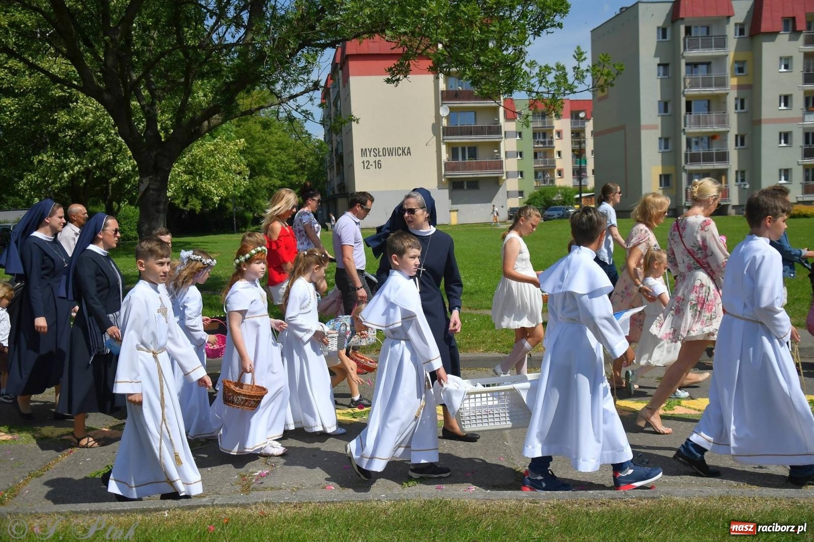 Zdjęcie w galerii na portalu naszraciborz.pl: Idzie Bóg prawdziwy. Boże Ciało w parafii Matki Bożej wiadomości z regionu