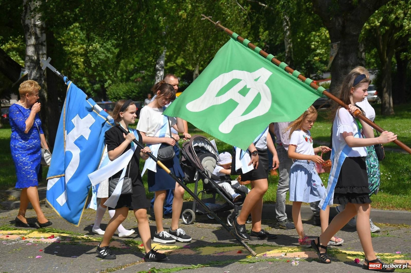 Zdjęcie w galerii na portalu naszraciborz.pl: Idzie Bóg prawdziwy. Boże Ciało w parafii Matki Bożej wiadomości z regionu