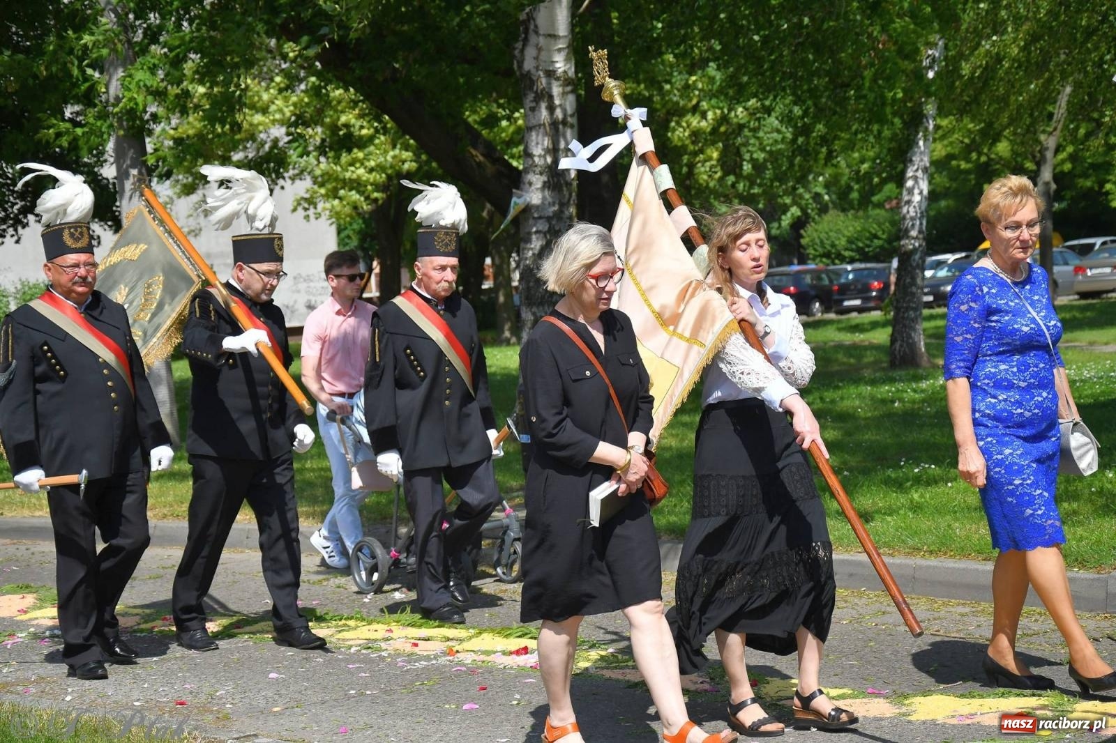 Zdjęcie w galerii na portalu naszraciborz.pl: Idzie Bóg prawdziwy. Boże Ciało w parafii Matki Bożej wiadomości z regionu