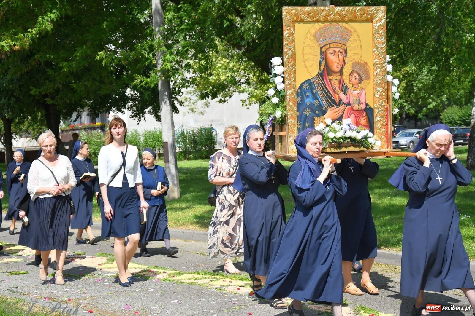 Zdjęcie w galerii na portalu naszraciborz.pl: Idzie Bóg prawdziwy. Boże Ciało w parafii Matki Bożej wiadomości z regionu