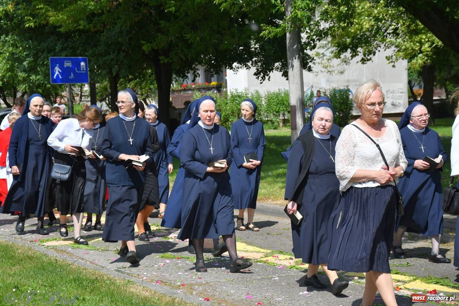 Zdjęcie w galerii na portalu naszraciborz.pl: Idzie Bóg prawdziwy. Boże Ciało w parafii Matki Bożej wiadomości z regionu