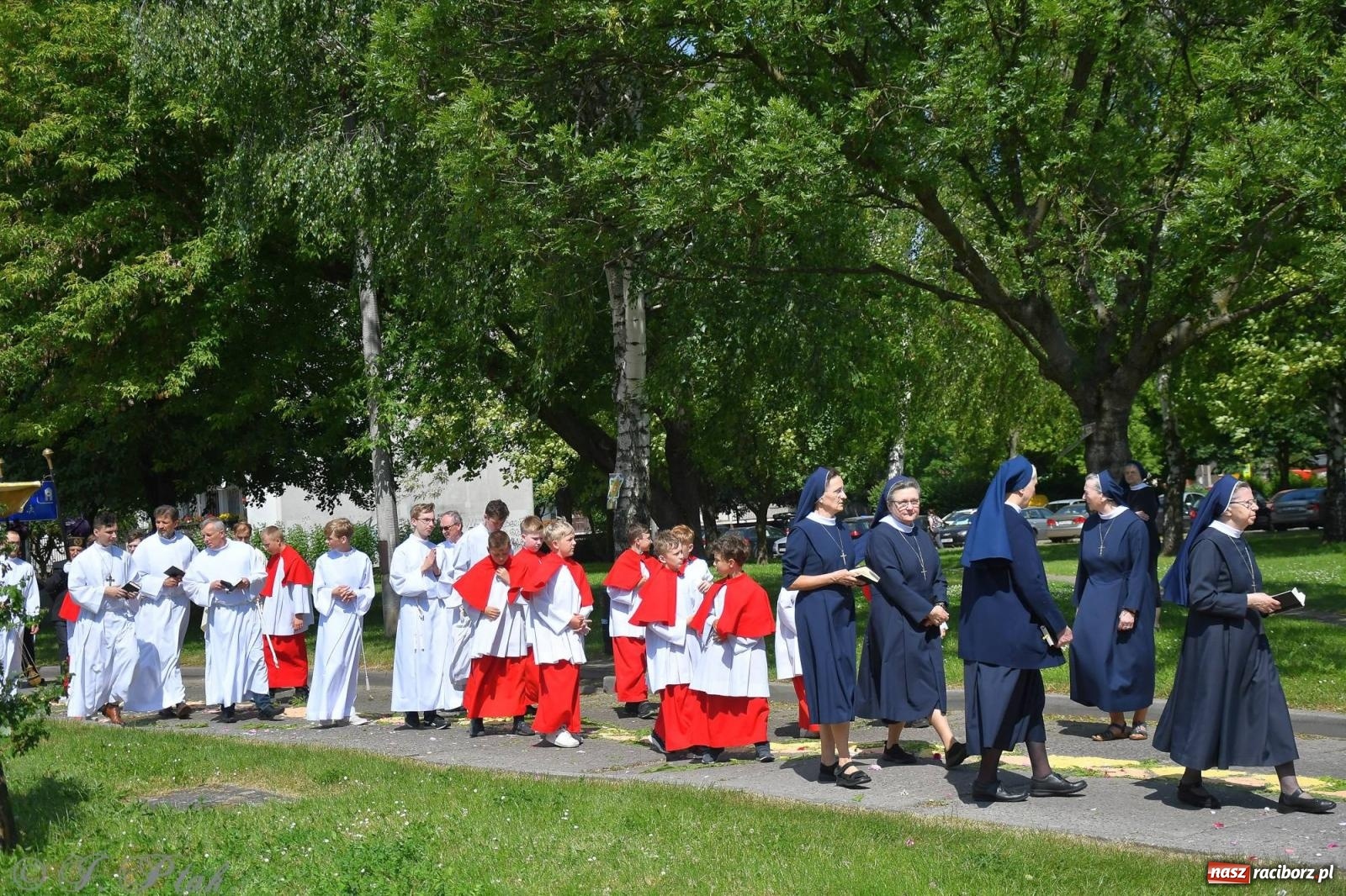 Zdjęcie w galerii na portalu naszraciborz.pl: Idzie Bóg prawdziwy. Boże Ciało w parafii Matki Bożej wiadomości z regionu