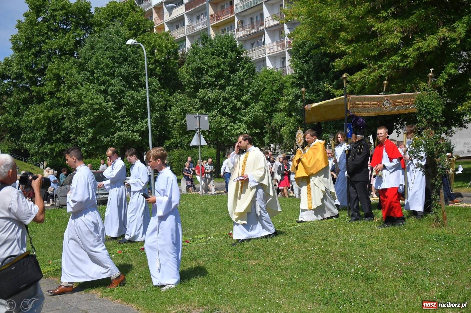 Zdjęcie w galerii na portalu naszraciborz.pl: Idzie Bóg prawdziwy. Boże Ciało w parafii Matki Bożej wiadomości z regionu