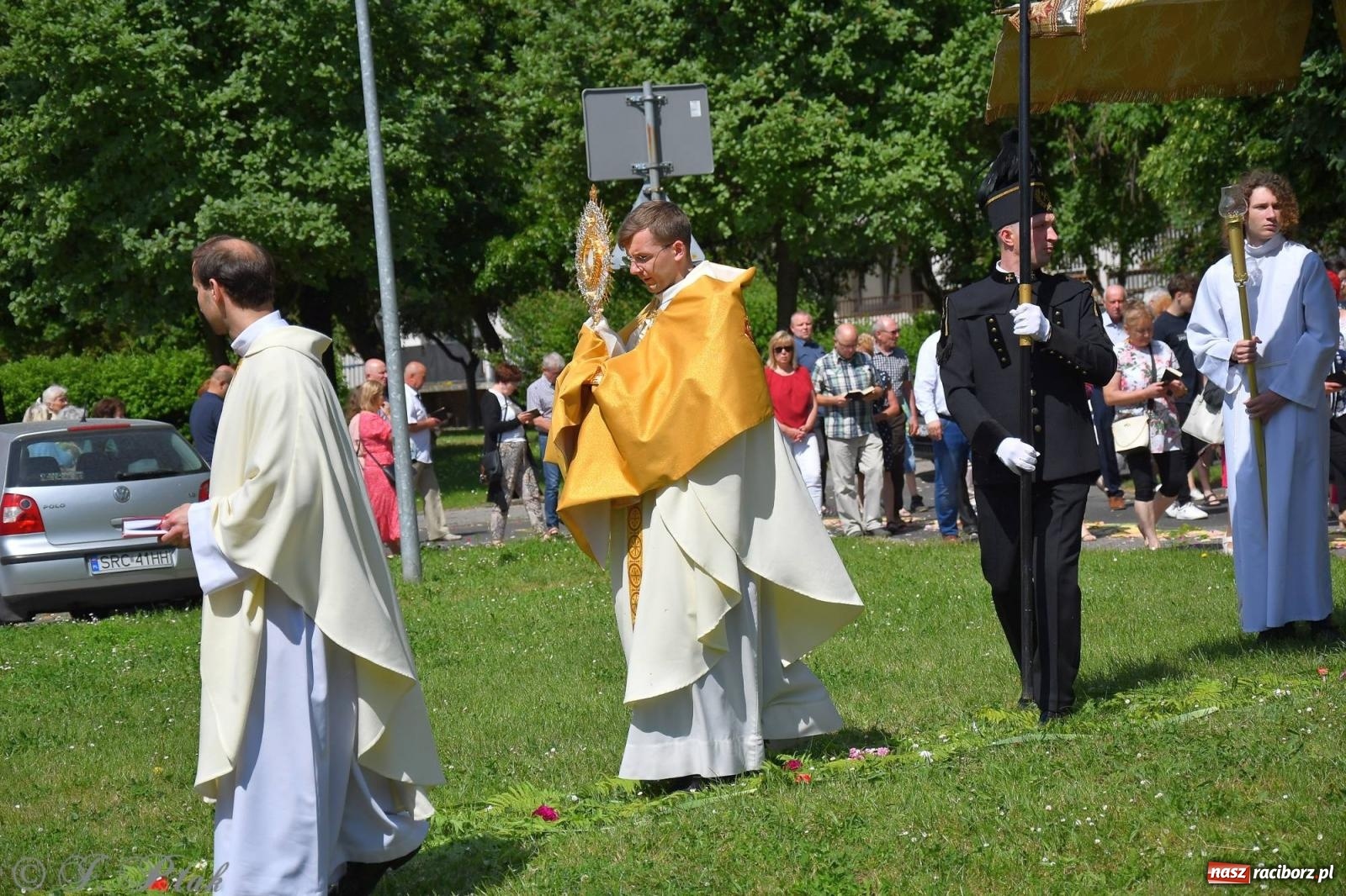 Zdjęcie w galerii na portalu naszraciborz.pl: Idzie Bóg prawdziwy. Boże Ciało w parafii Matki Bożej wiadomości z regionu