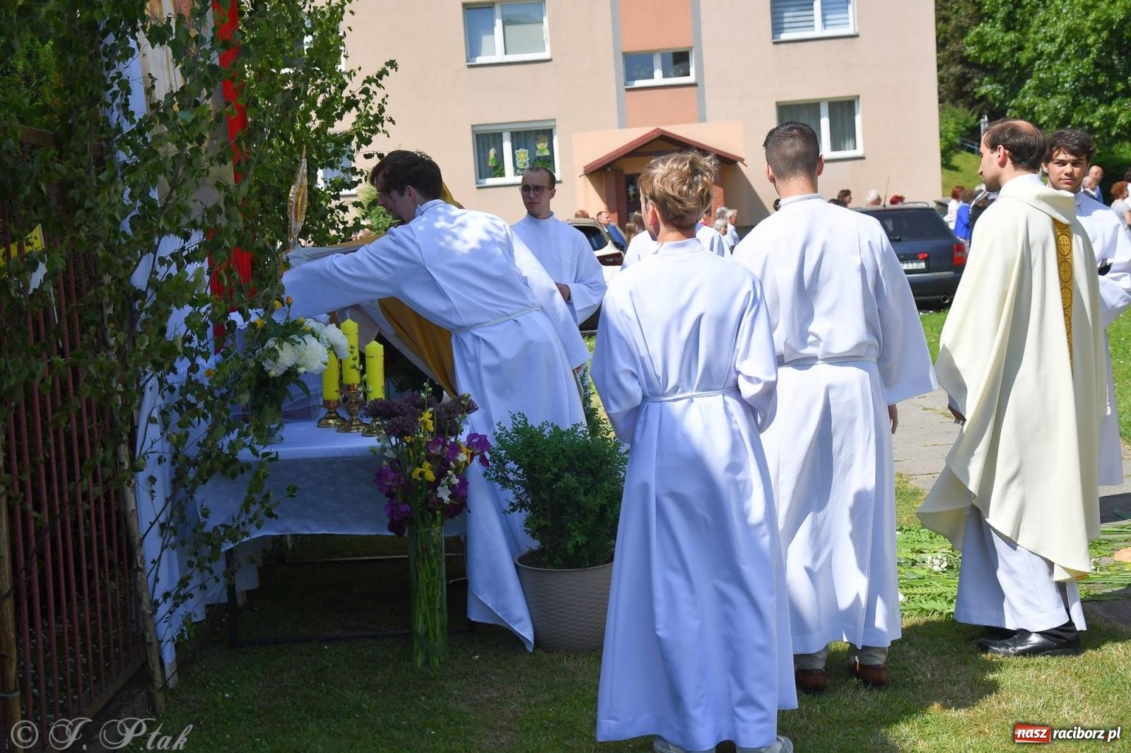Zdjęcie w galerii na portalu naszraciborz.pl: Idzie Bóg prawdziwy. Boże Ciało w parafii Matki Bożej wiadomości z regionu
