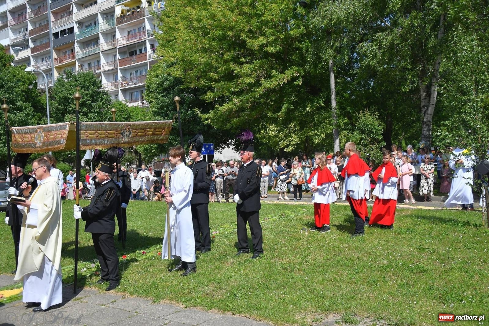 Zdjęcie w galerii na portalu naszraciborz.pl: Idzie Bóg prawdziwy. Boże Ciało w parafii Matki Bożej wiadomości z regionu