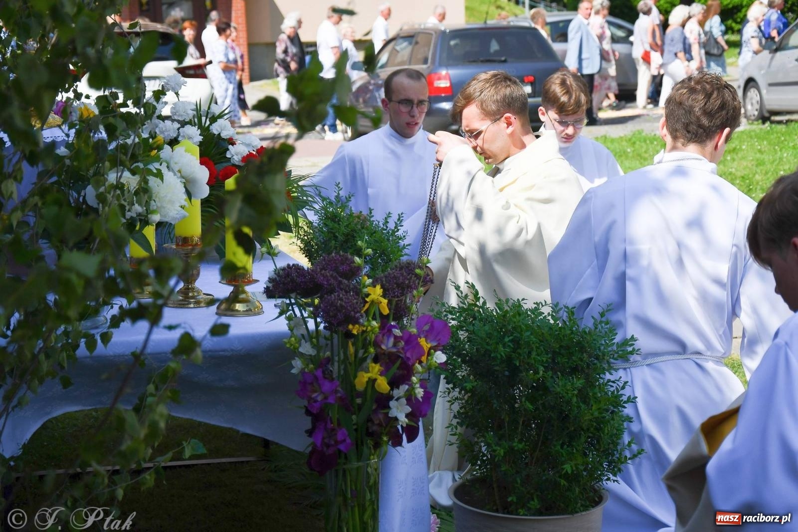 Zdjęcie w galerii na portalu naszraciborz.pl: Idzie Bóg prawdziwy. Boże Ciało w parafii Matki Bożej wiadomości z regionu
