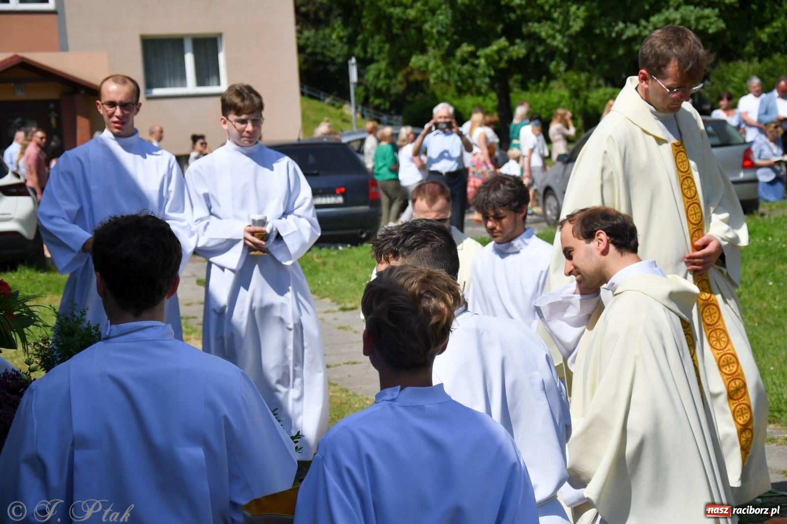 Zdjęcie w galerii na portalu naszraciborz.pl: Idzie Bóg prawdziwy. Boże Ciało w parafii Matki Bożej wiadomości z regionu