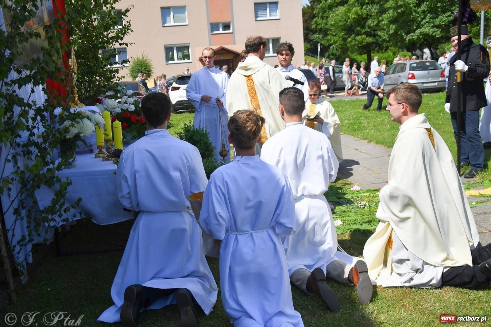 Zdjęcie w galerii na portalu naszraciborz.pl: Idzie Bóg prawdziwy. Boże Ciało w parafii Matki Bożej wiadomości z regionu