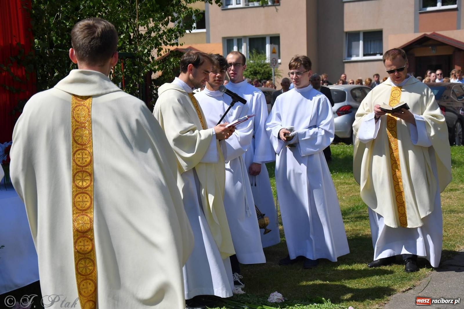 Zdjęcie w galerii na portalu naszraciborz.pl: Idzie Bóg prawdziwy. Boże Ciało w parafii Matki Bożej wiadomości z regionu
