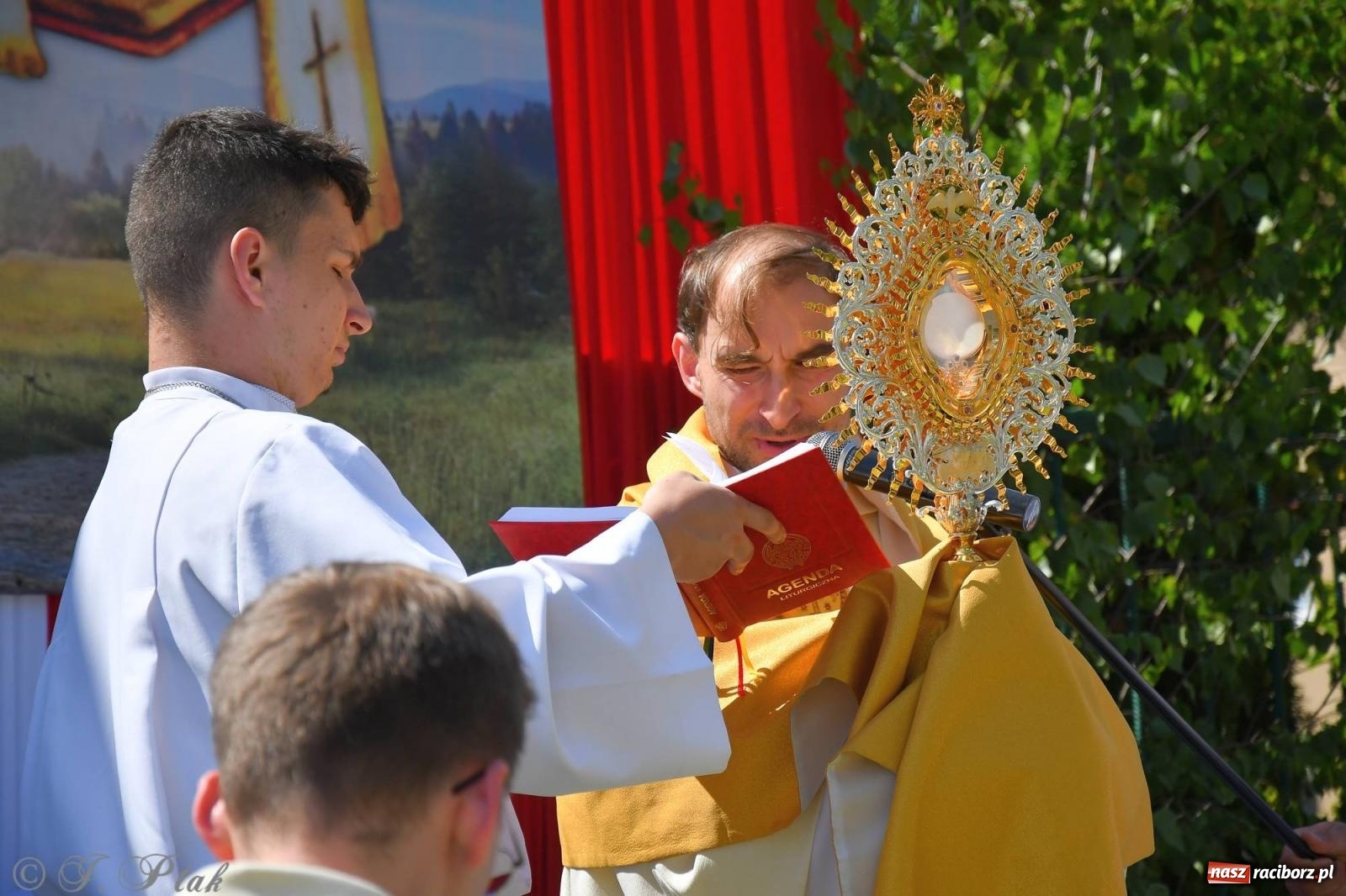 Zdjęcie w galerii na portalu naszraciborz.pl: Idzie Bóg prawdziwy. Boże Ciało w parafii Matki Bożej wiadomości z regionu