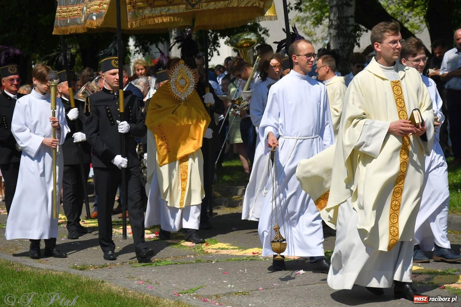 Zdjęcie w galerii na portalu naszraciborz.pl: Idzie Bóg prawdziwy. Boże Ciało w parafii Matki Bożej wiadomości z regionu