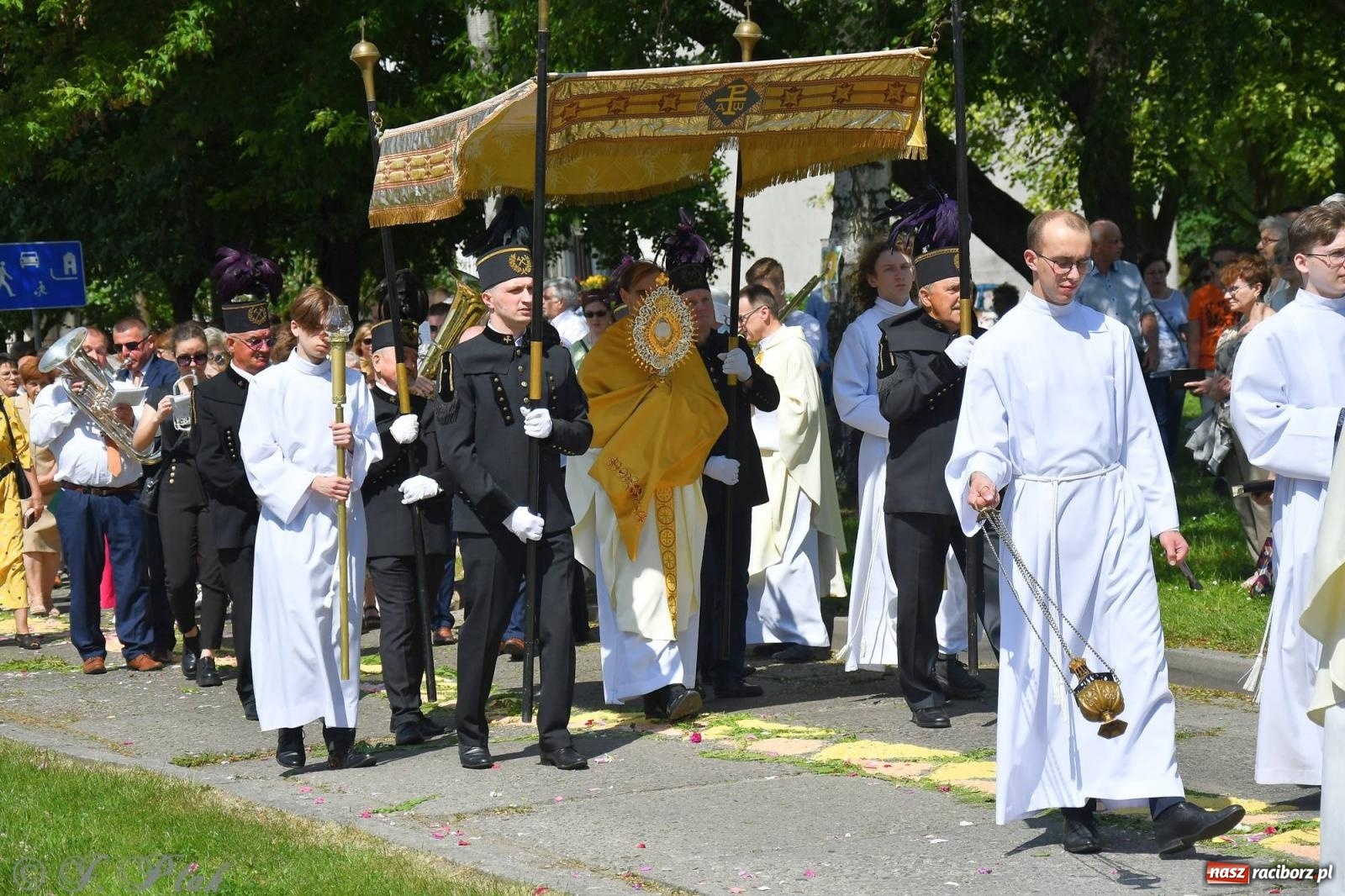 Zdjęcie w galerii na portalu naszraciborz.pl: Idzie Bóg prawdziwy. Boże Ciało w parafii Matki Bożej wiadomości z regionu