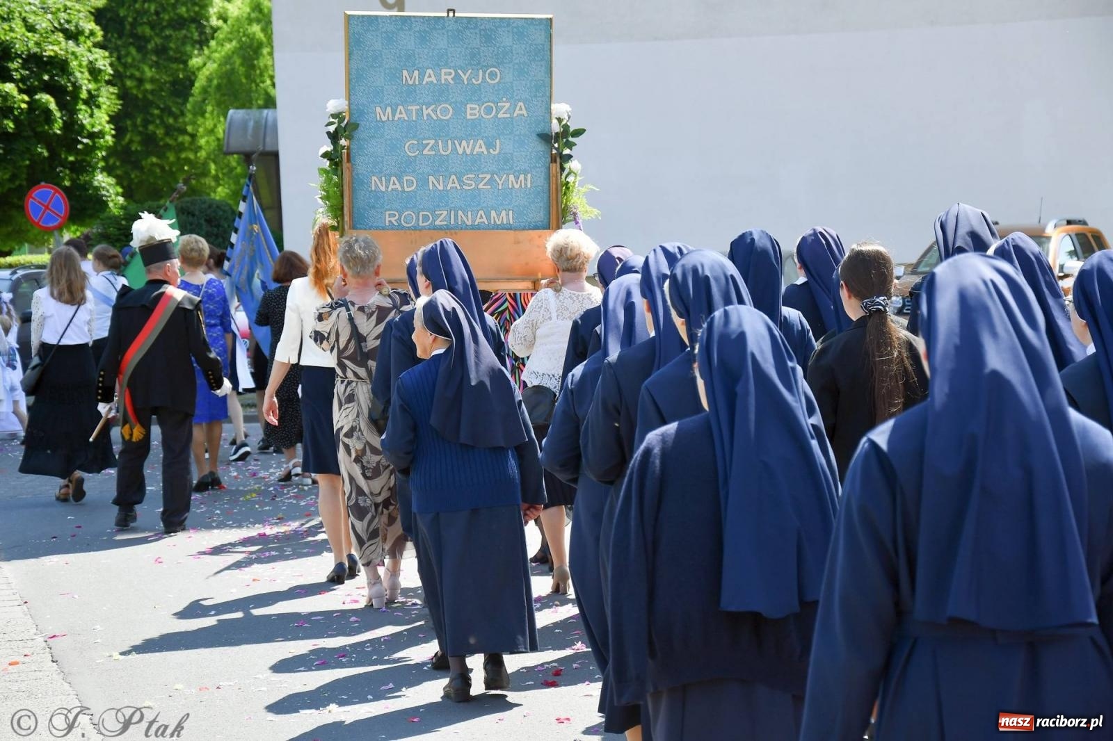 Zdjęcie w galerii na portalu naszraciborz.pl: Idzie Bóg prawdziwy. Boże Ciało w parafii Matki Bożej wiadomości z regionu