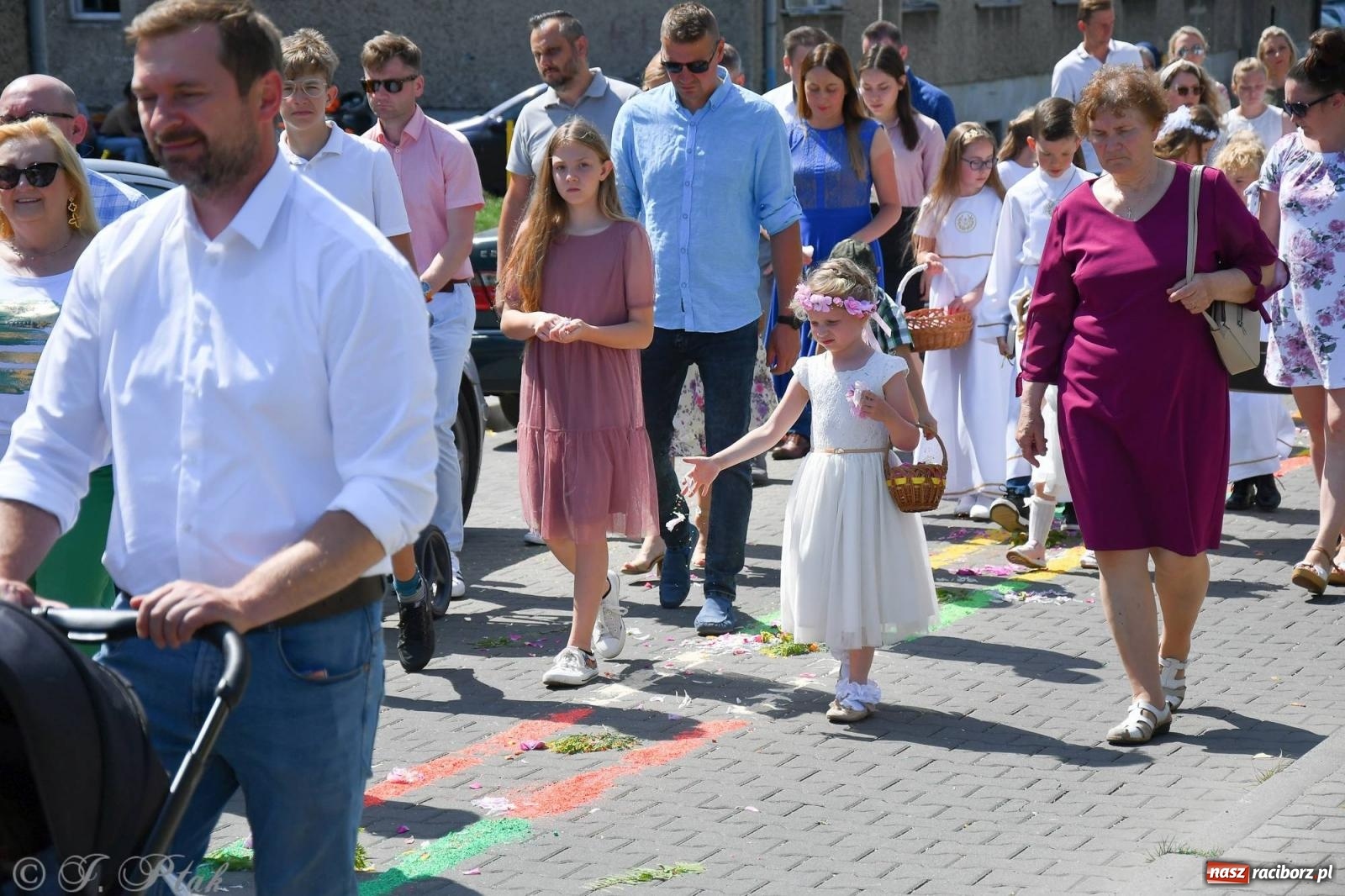 Zdjęcie w galerii na portalu naszraciborz.pl: Idzie Bóg prawdziwy. Boże Ciało w parafii Matki Bożej wiadomości z regionu