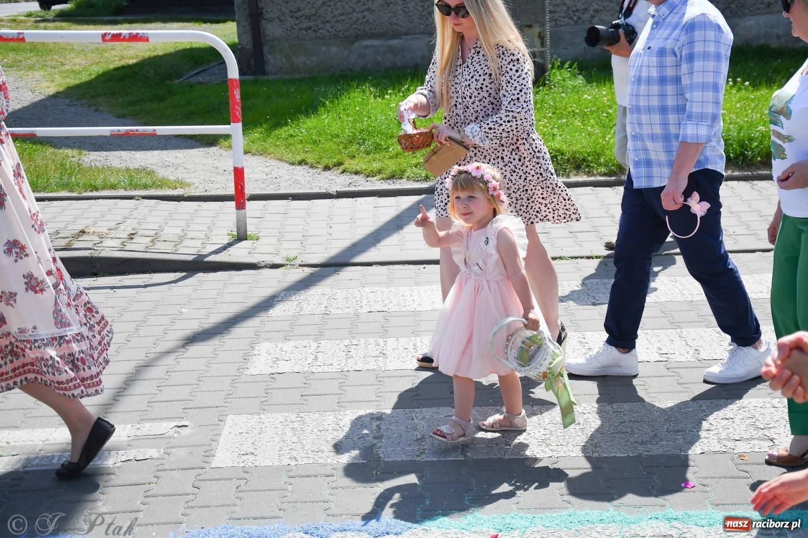 Zdjęcie w galerii na portalu naszraciborz.pl: Idzie Bóg prawdziwy. Boże Ciało w parafii Matki Bożej wiadomości z regionu