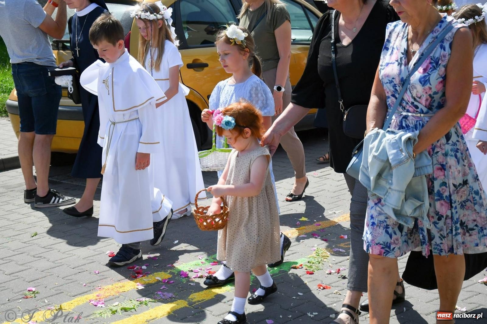 Zdjęcie w galerii na portalu naszraciborz.pl: Idzie Bóg prawdziwy. Boże Ciało w parafii Matki Bożej wiadomości z regionu