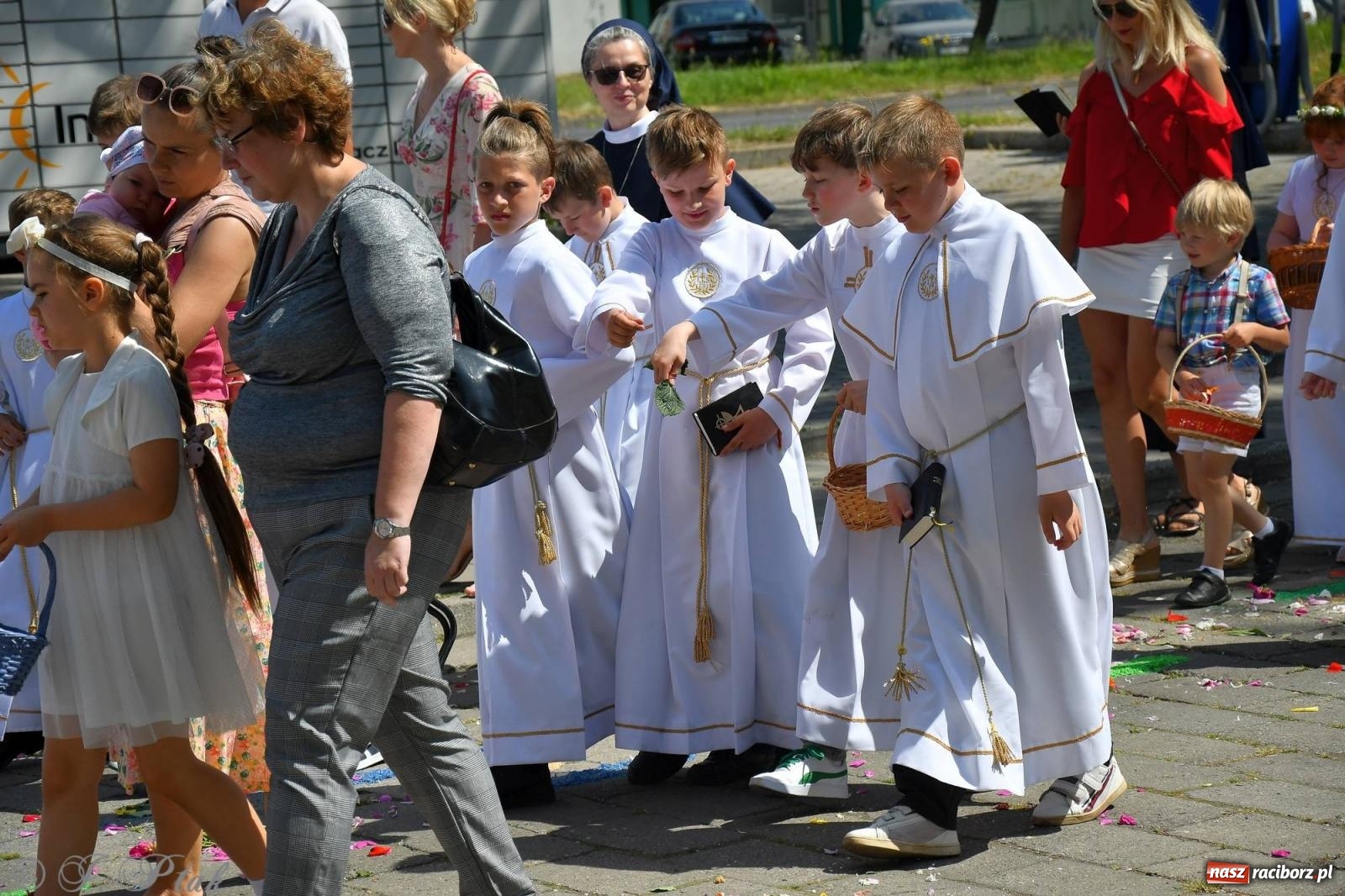 Zdjęcie w galerii na portalu naszraciborz.pl: Idzie Bóg prawdziwy. Boże Ciało w parafii Matki Bożej wiadomości z regionu