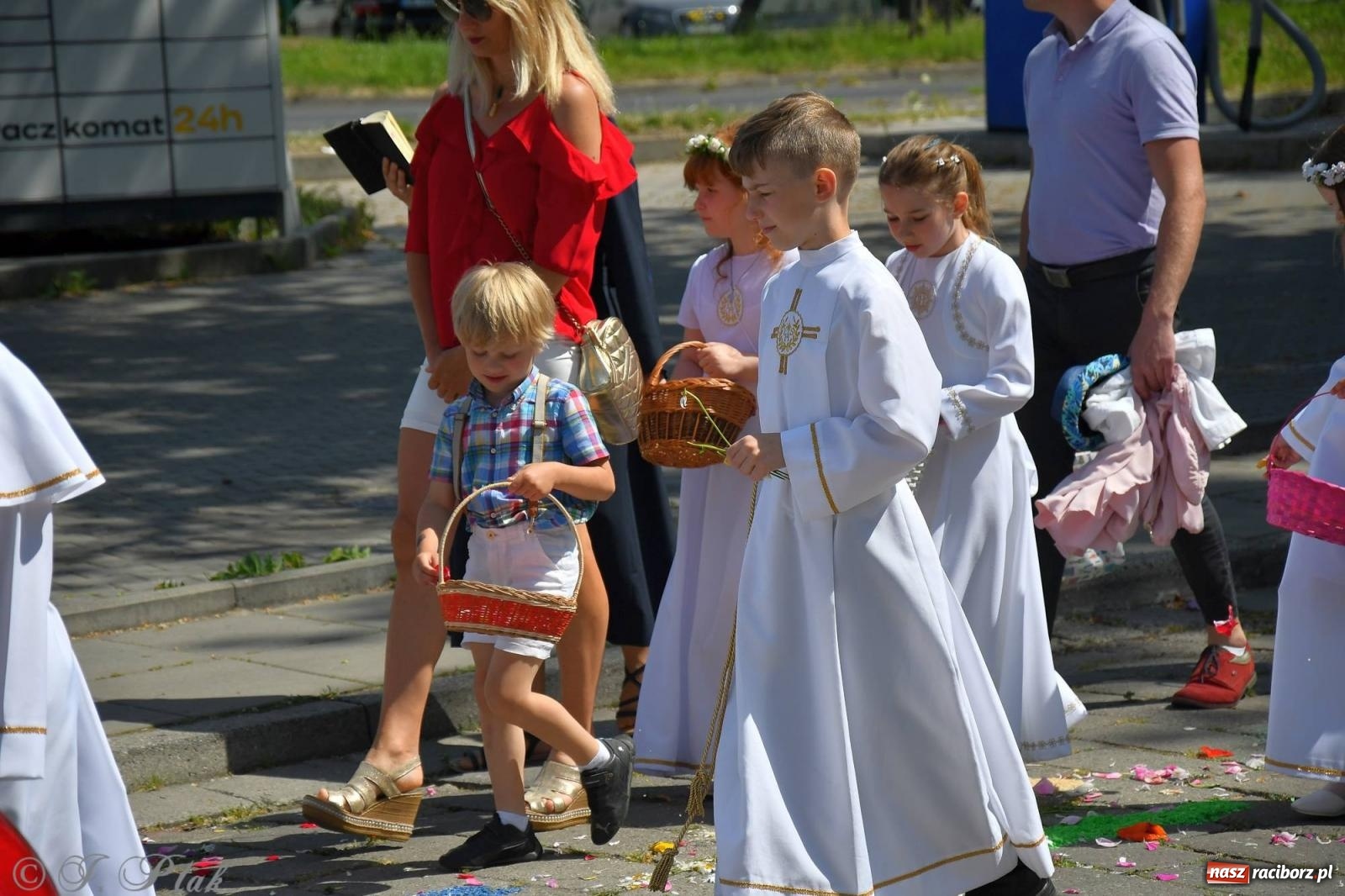 Zdjęcie w galerii na portalu naszraciborz.pl: Idzie Bóg prawdziwy. Boże Ciało w parafii Matki Bożej wiadomości z regionu