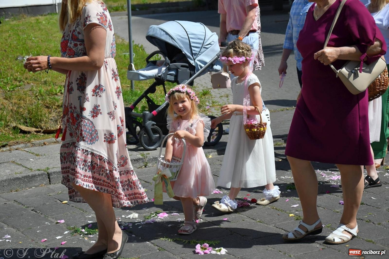 Zdjęcie w galerii na portalu naszraciborz.pl: Idzie Bóg prawdziwy. Boże Ciało w parafii Matki Bożej wiadomości z regionu