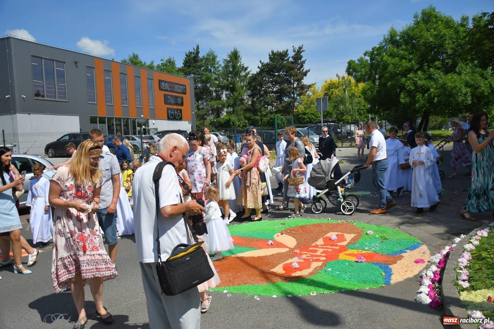 Zdjęcie w galerii na portalu naszraciborz.pl: Idzie Bóg prawdziwy. Boże Ciało w parafii Matki Bożej wiadomości z regionu